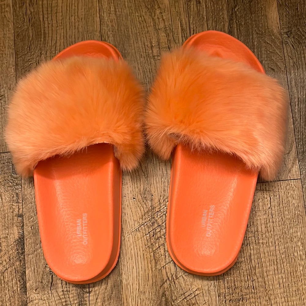urban outfitters fluffy slides size 9